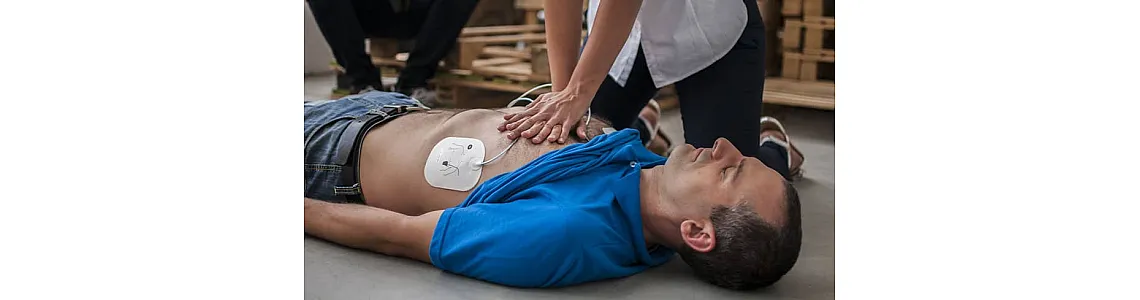 Πώς να χρησιμοποιήσετε έναν AED: Οδηγός βήμα προς βήμα για αρχάριους Πώς να χρησιμοποιήσετε έναν AED: Οδηγός βήμα προς βήμα για αρχάριους